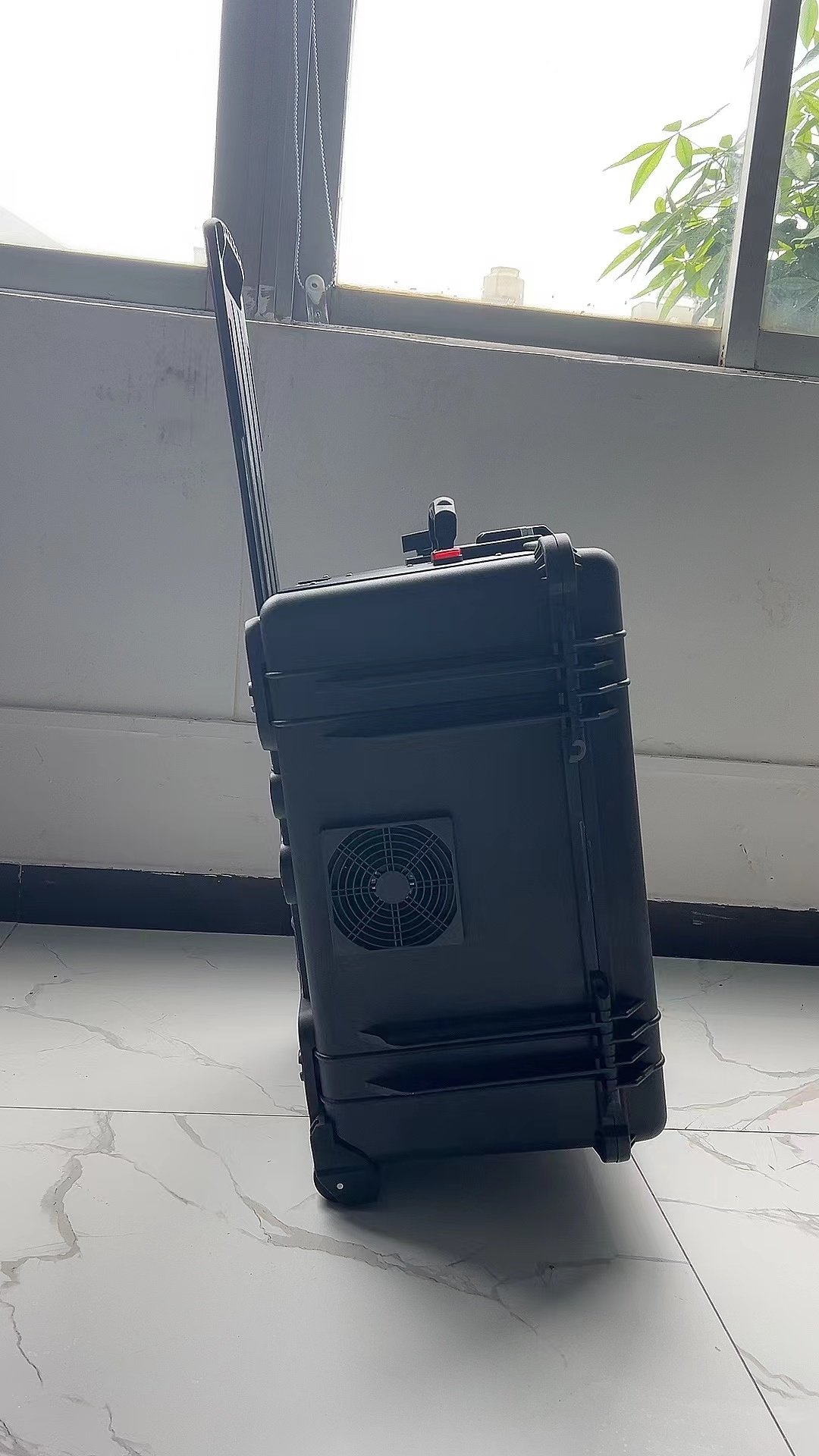 东山手拉箱型移动通信干扰器